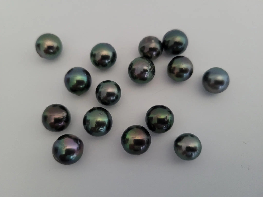 Peacock Tahitian pearls 9-10mm luster — dark body with green overtone