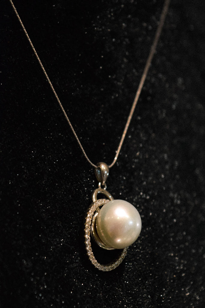 Elegant Pearl Pendants with Stunning Gemstone Accents