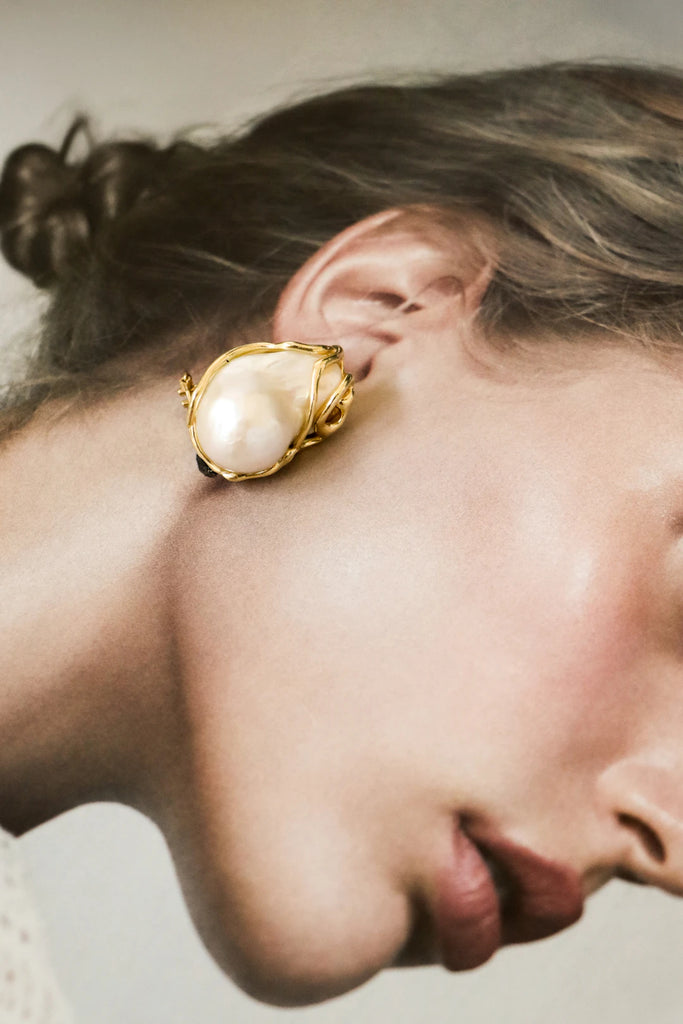 Elegant Tahitian Pearl Earrings Crafted in 18K Gold