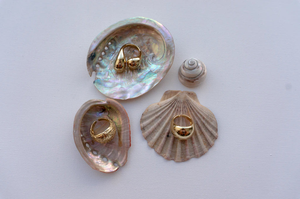 Elegant Tahitian Pearl Rings in 18K Gold Designs