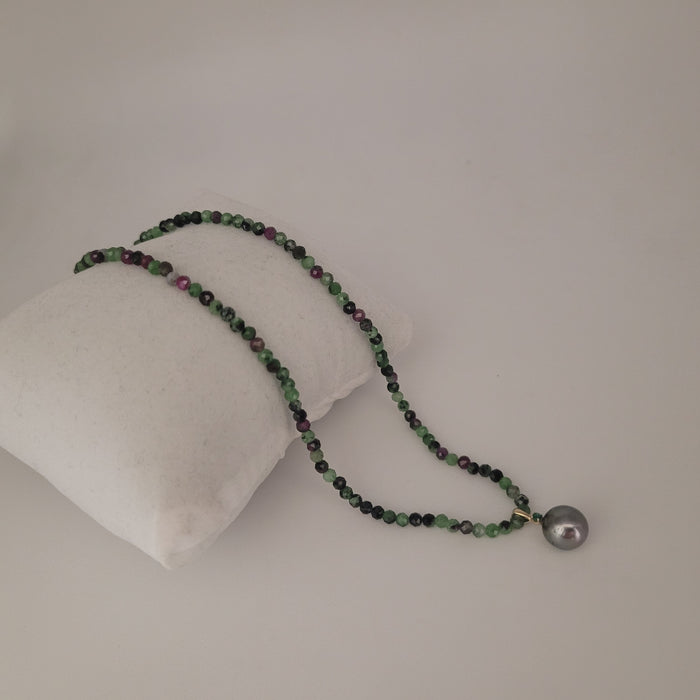 A Tahiti Pearl and Precious Stone Epidote Necklace 18K Yellow Gold solid