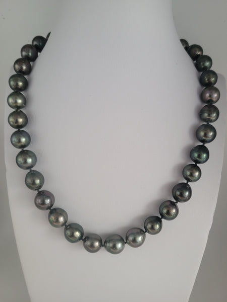 Tahiti Pearls of Dark Color and High Luster 10-11 mm |  The South Sea Pearl |  The South Sea Pearl