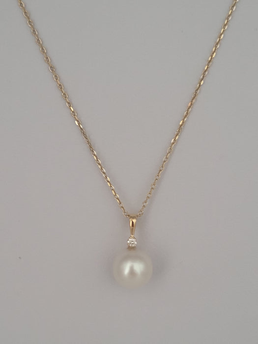 Pendant Necklace of a White South Sea Pearl AAA, Diamond and 18K Yellow Gold