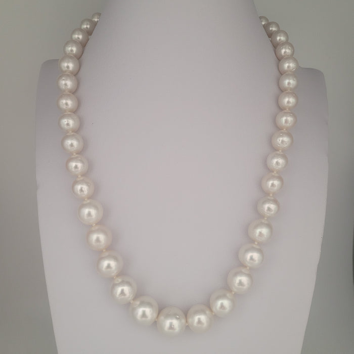 White South Sea Pearls Round shape High Luster 18K Gold Claps