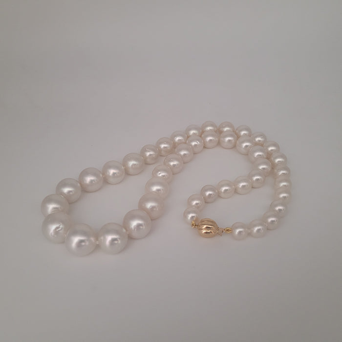 White South Sea Pearls Round shape High Luster 18K Gold Claps