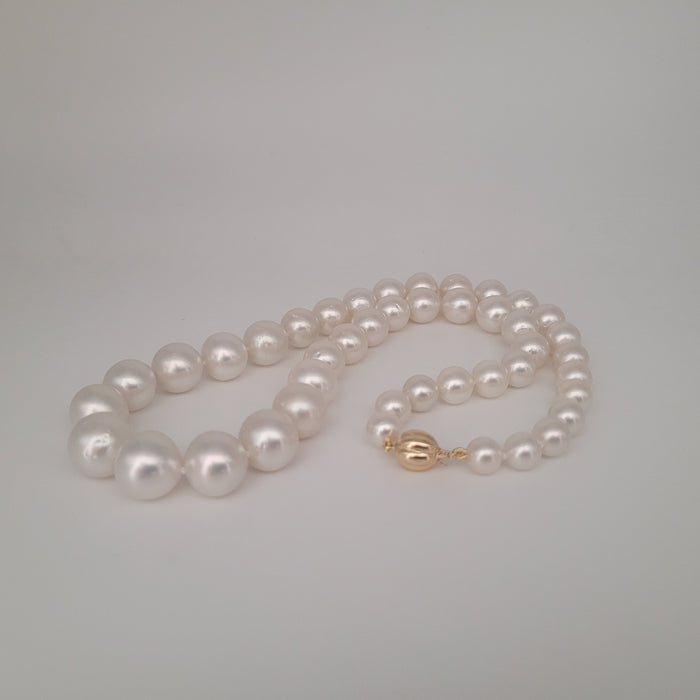 White South Sea Pearls Round shape High Luster 18K Gold Claps