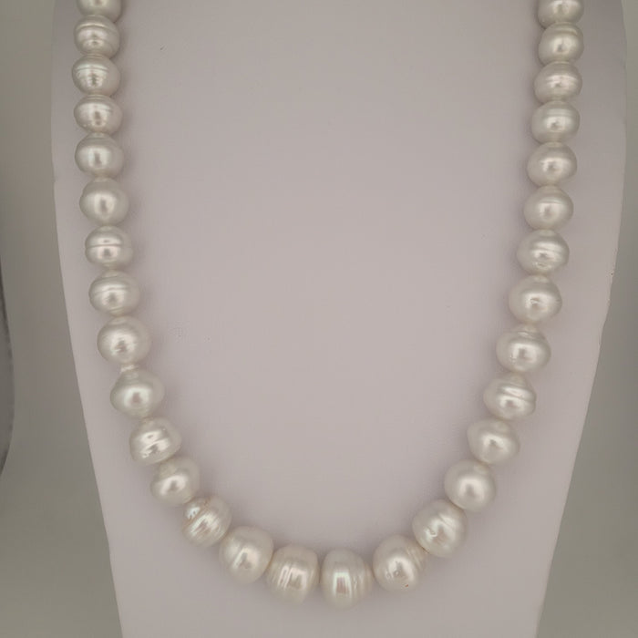 White South Sea Pearl 10-12 mm Very High Luster 18K Gold clasp