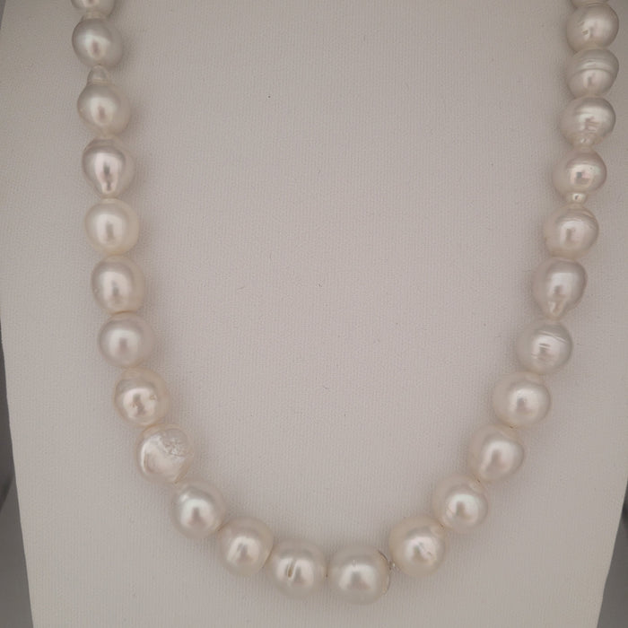 White South Sea Pearls 10-11.80 mm 18K Gold Clasp