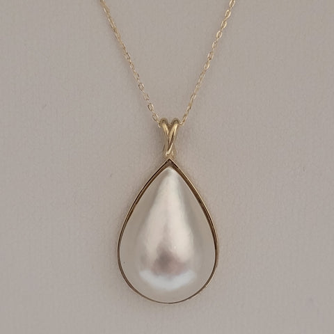 South Sea cultured pearl pendant 15mm drop in 18K Yellow Gold (Pinctada maxima) — The South Sea Pearl