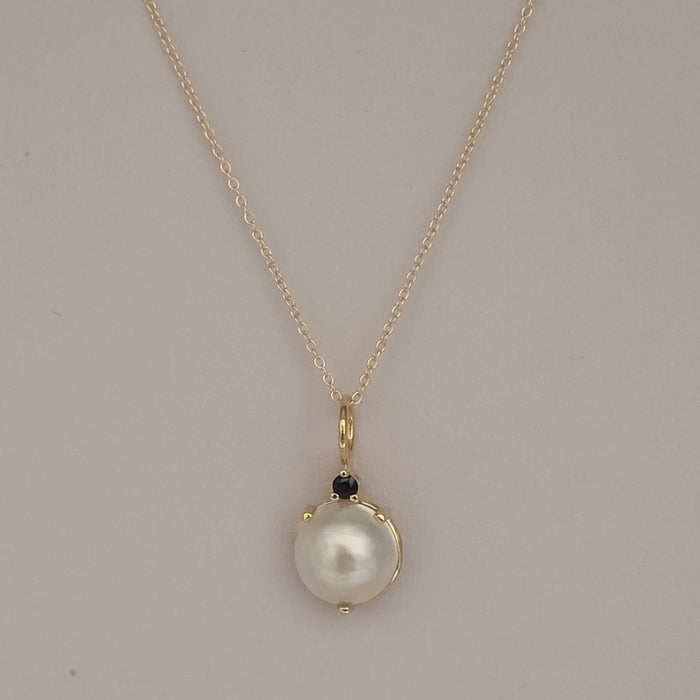 Pendant Australian Mabe Pearl and Sapphire 18K Yellow Gold |  The South Sea Pearl |  The South Sea Pearl