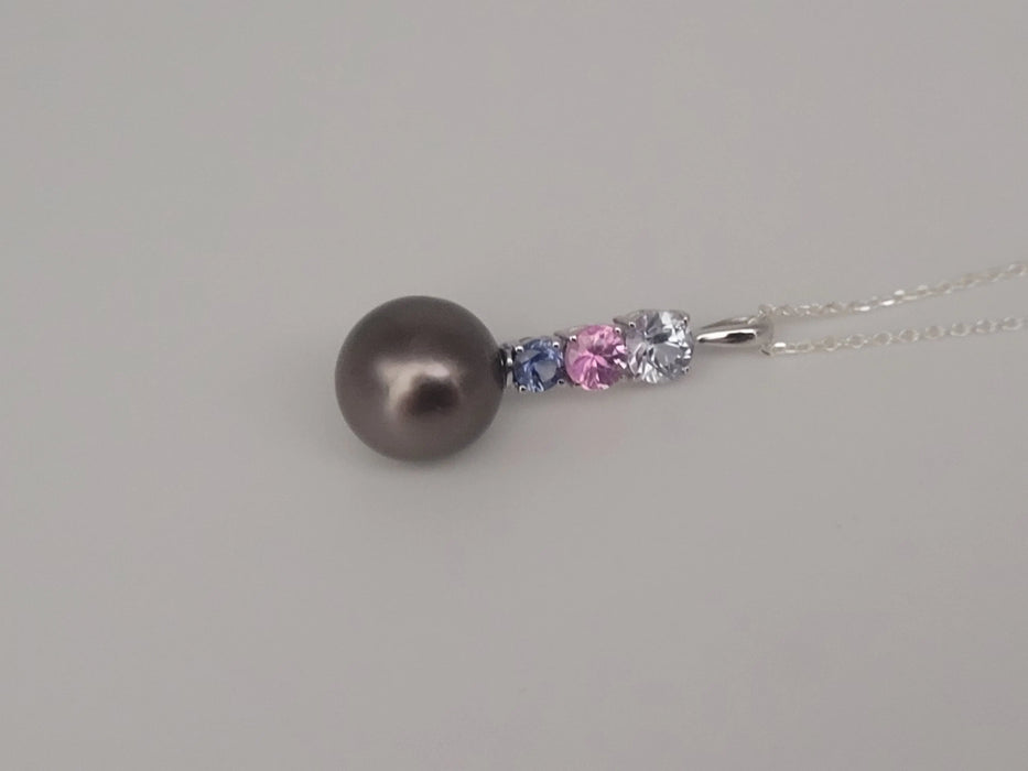 Tahiti Pearl 9-10 mm and Natural Sapphires, 18K Gold Pendant | The South Sea Pearl |  The South Sea Pearl