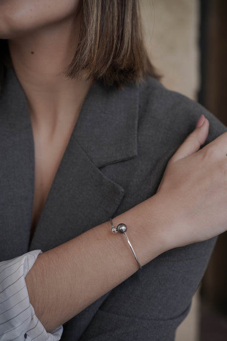 Bracciale rigido con perla di Tahiti 9 mm AAA, colore scuro e lustro naturali