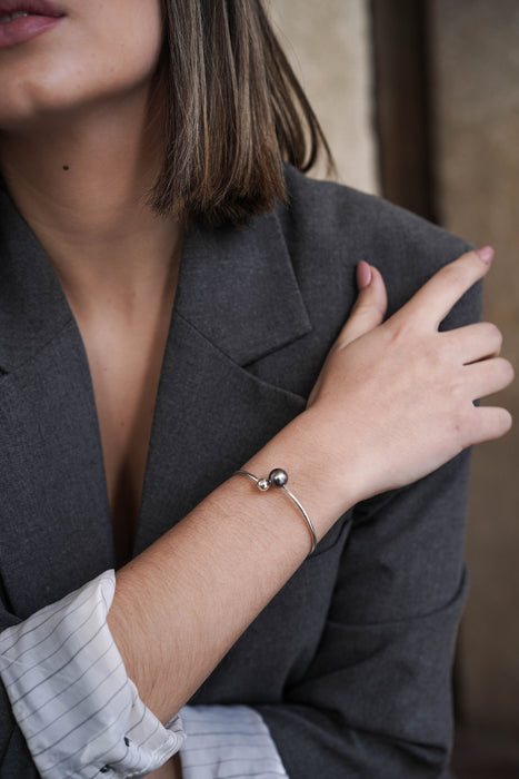 Bracciale rigido con perla di Tahiti 9 mm AAA, colore scuro e lustro naturali