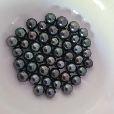 Loose Tahitian Pearls of Natural Dark Color and High Luster, Size of 10-11 mm (Pinctada margaritifera) - The South Sea Pearl