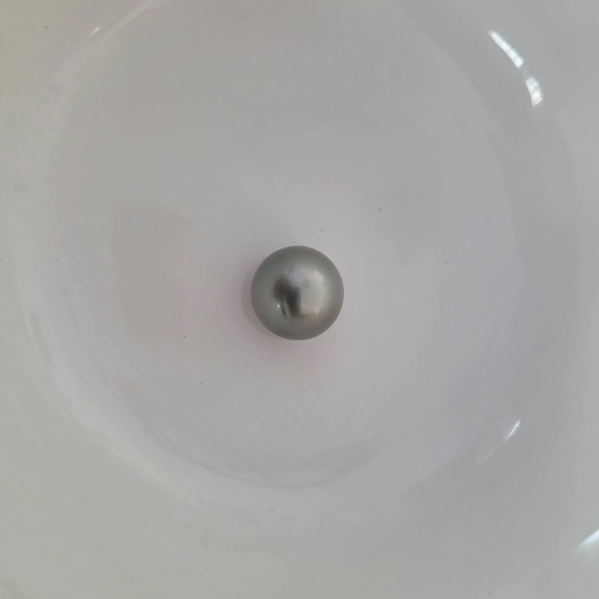 Tahitian Pearl of 14 mm Round, Natural Color and High Luster -  The South Sea Pearl