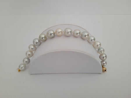A South South Sea Pearls Bracelet of High Luster and 18 Karat Gold - The South Sea Pearl